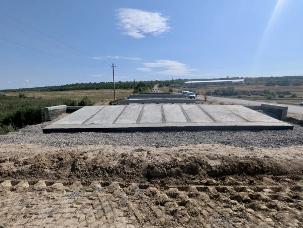 Lucrările de renovare capitală a podului de lângă Corten, din sudul Moldovei, sunt finalizate aproape pe jumătate