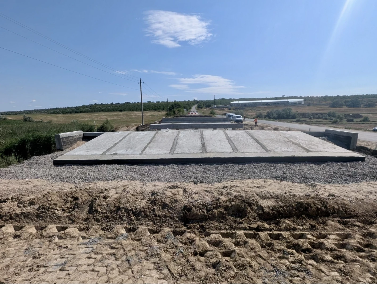 Lucrările de renovare capitală a podului de lângă Corten, din sudul Moldovei, sunt finalizate aproape pe jumătate