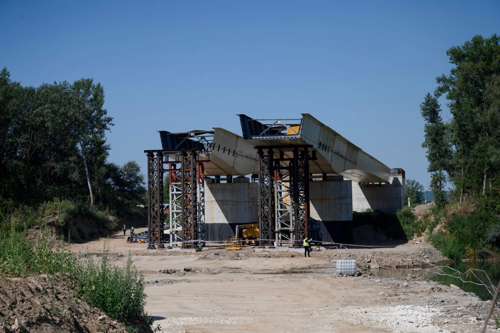 Construcția podului peste Prut, lângă Ungheni, este realizată pe jumătate