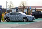 Mercedes lucrează la o „vopsea solară” pentru mașinile electrice care ar reduce dramatic nevoia de reîncărcare