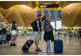 Turiştii care merg în Grecia şi se infectează cu COVID-19 nu vor fi obligaţi să intre în carantină 