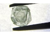 Compania rusească Alrosa a descoperit un diamant de 390,7 carate într-o mină din Yakutia. Piatra preţioasă este cea mai mare descoperită în Rusia ultimilor 10 ani, însă Alrsosa ar putea avea probleme cu vânzarea acesteia. „O combinaţie de masă, formă şi culoare face piatra unică”