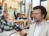 Ajutorul unic pentru copiii din clasele 1-9, în valoare de 1000 de lei, poate fi obținut la sucursalele Poșta Moldovei sau prin transfer bancar 