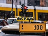 Plăcuțele de înmatriculare cu fond galben, destinate transportului public de pasageri, vor fi retrase din circulație și înlocuite cu plăcuțe obișnuite