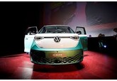Volkswagen a vândut anul trecut mai multe mașini electrice decât rivala Tesla
