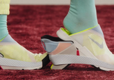Nike a creat adidaşii care se încalţă fără a fi nevoie de mâini. Iată cum arată