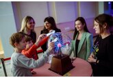 MUZEELE VIITORULUI: Până pe 26 martie, elevii pot vizita „Science Time Machine” o expoziție științifică  cu 11 lucrări ce prezintă istoria și fizica în mod interactiv