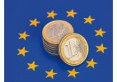 Euro îşi face încet loc într-o economie foarte eurosceptică