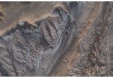Обнаружены следы рек в кратере Гейла на Марсе