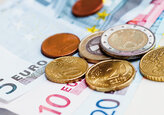 Euro îşi pierde strălucirea în ochii investitorilor: Moneda europeană a atins cel mai scăzut nivel din ultimele două luni în raport cu dolarul, din cauza ameninţării cu recesiunea economică