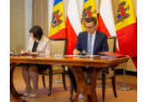 Moldova va primi un împrumut concesional de 20 de milioane de euro din partea Poloniei pentru a finanța necesitățile bugetare și a gestiona criza refugiaților. 