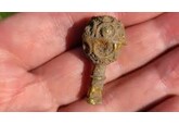 Un arheolog a descoperit în primele clipe ale primei sale săpături un misterios obiect de aur de 1.200 de ani. ”Am înnebunit”