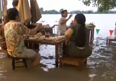În loc să se închidă din cauza inundaţiilor, un restaurant face ”valuri” şi atrage clienţi. „Criza s-a transformat într-o oportunitate&quot;