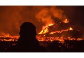 Spectacolul vulcanului Fagradalsfjall: oamenii s-au adunat ca la picnic să vadă lavă incandescentă 