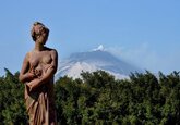 În Sicilia se produce un vin născut din lava vulcanului Etna. Cum au creat tinerii antreprenori locali un concept nou
