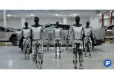 Роботов Tesla научили ходить и собирать вещи