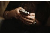 Смартфоны назвали манипулятивными паразитами