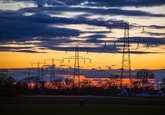 Creşteri accelerate de-a lungul Europei: Preţurile la energie şi carbon ating noi maxime în Germania, stimulate de costurile tot mai mari din industria gazelor. În Marea Britanie, energia electrică stabileşte astăzi un nou record, 220 lire/MWh