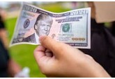 Dolarul scade din nou, în pofida schimbărilor de direcție anunțate de Donald Trump. Cel mai slab început de an din 1970 pentru moneda SUA