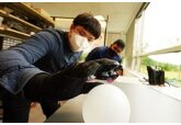 Перчатка с присосками помогла удержать предметы под водой