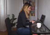 Munca de acasă se oglindeşte în starea de sănătate a angajaţilor. Kinetoterapeuţii vin cu soluţii