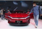 Business Internaţional. Chinezii de la BYD, susţinuţi de Warren Buffett, depăşesc Tesla şi devin cei mai mari vânzători de autoturisme electrice
