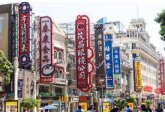 Cu economia îngenunchiată de Covid şi cu un pariu neinspirat pe Rusia, China porneşte într-o ofensivă de farmec în lumea civilizată