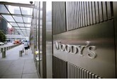 Agenția de rating Moody’s schimbă la „negativă” perspectiva României, invocând reforma fiscală „amânată semnificativ” și mediul politic „din ce în ce mai turbulent”