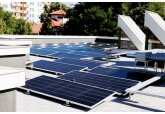 114 panouri solare au fost instalate pe clădirea administrației prezidențiale, proiectul costând 103.600 de dolari.
