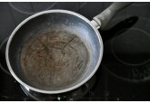 Microplastice şi nanoplastice, detectate într-un tip de vase pentru gătit. O mică fisură poate elibera până la 9.100 de particule 