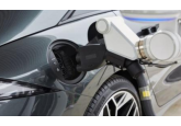 Un robot de la Hyundai încarcă maşinile electrice 