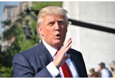 Trump impune taxe vamale exorbitante pentru mărfurile din zeci de țări