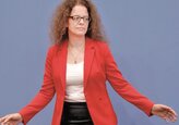 La început, băncile centrale asigurau lumea că inflaţia ridicată nu va dura prea mult. Acum spun că nu se va duce „exagerat“ de sus. Deocamdată, creşterile de preţuri le-au depăşit aşteptările
