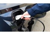 Mașinile hibride plug-in poluează aproape la fel de mult ca cele pe benzină, afirmă un nou studiu