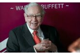 Warren Buffett acumulează numerar şi vinde acţiuni, dar nu explică de ce în scrisoarea sa anuală adresată investitorilor