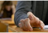 Выявлена связь между постукиванием пальцев и болезнью Альцгеймера