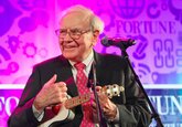 „Oracolul” Warren Buffett devine al şaselea membru din „clubul centimiliardarilor”, cu o avere netă de 100 de miliarde de dolari