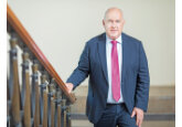 Cea mai ambiţioasă reformă fiscală est-europeană, care ar trebui să „construiască pătura de mijloc“ a Poloniei, s-a împotmolit în erori de calcul. Ministrul de finanţe polonez şi-a asumat greşelile şi a demisionat. „Bogaţii au devenit mai bogaţi, este timpul să schimbăm acest lucru.“