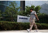 Samsung представила смартфон с тройным экраном