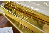 Цены на золото рекордно упали