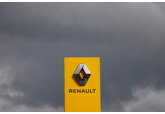 Renault приостановила работу в России
