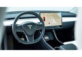 Автомобили Tesla научились избегать ямы
