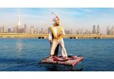 Un bărbat zboară la propriu pe străzile din Dubai. Care este secretul său