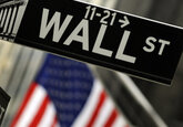Habar n-aveţi încotro se îndreaptă dolarul? Nici specialiştii în prognoză de pe Wall Street nu ştiu. Deci puternica bancă americană de investiţii Goldman Sachs crede că moneda americană se va deprecia în timp ce Morgan Stanley prognozează o apreciere