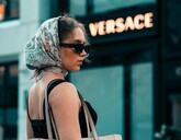 Prada va anunța săptămâna aceasta preluarea Versace
