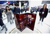 Назван новый лидер на рынке складных смартфонов