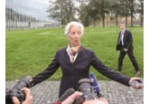 Războiul contra inflaţiei anunţat rând pe rând de tot mai multe bănci centrale înseamnă că era finanţării ieftine de pe pieţe pentru guverne s-a terminat. Urmează schimbări de direcţie politică. Preşedinta BCE, Christine Lagarde, şi-a schimbat punctul de vedere şi nu mai exclude majorarea dobânzilor în zona euro anul acesta