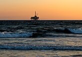 Аналитики связали рост цен на нефть с массовой вакцинацией