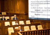 Parlamentul Moldovei a adoptat în primă lectură amendamente la Legea cu privire la piața produselor petroliere, care prevăd liberalizarea prețurilor pentru toate tipurile de combustibil, cu excepția celor standard: benzină A-95 și motorină, al căror preț maxim cu amănuntul va fi setat de ANRE.
