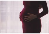 De la 1 martie 2023, femeile însărcinate aflate în concediu prenatal, vor putea să lucreze și să primească atât salariu, cât și  indemnizația de maternitate.